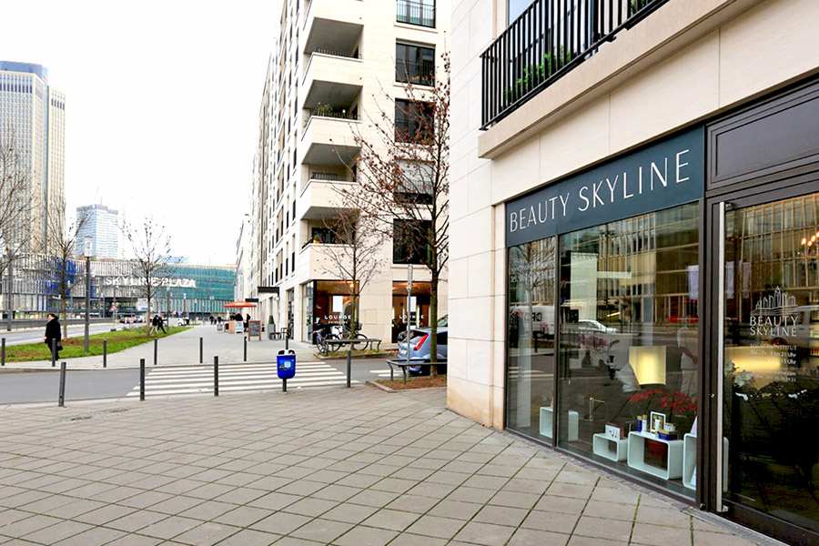 Das Kosmetikinstitut Beauty Skyline an der Europa-Allee in Frankfurt, im Hintergrund das Skyline Plaza