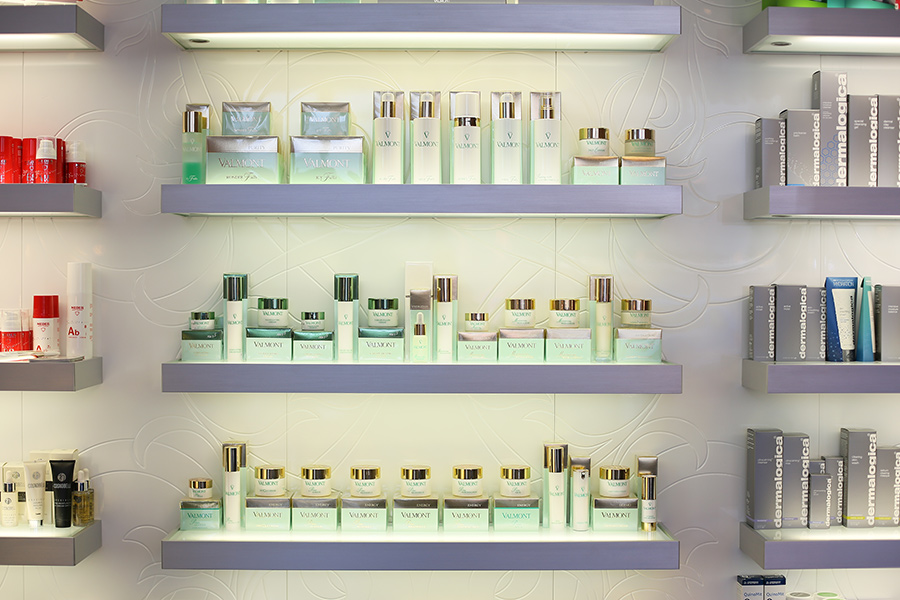 Pflegeprodukte von Valmont und Dermalogica im Regal bei Beauty Skyline